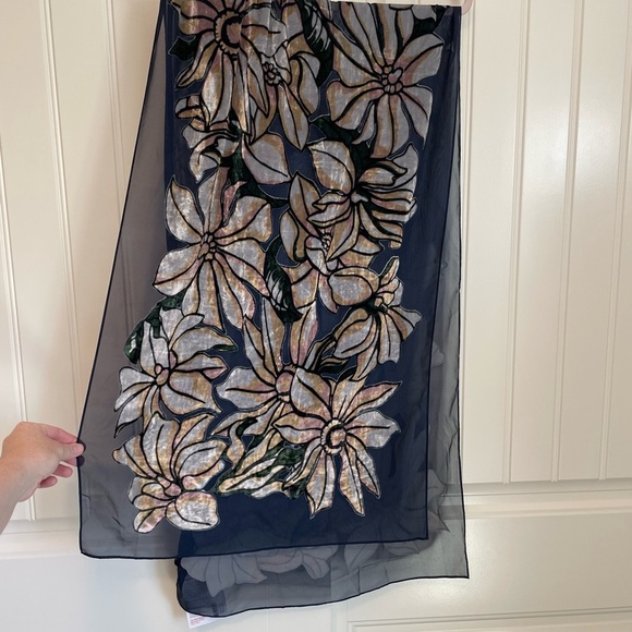 New METROPOLITAN MUSEUM OF ART, "MAGNOLIA VASE" BURNOUT OBLONG SCARF - Picture 8 of 9